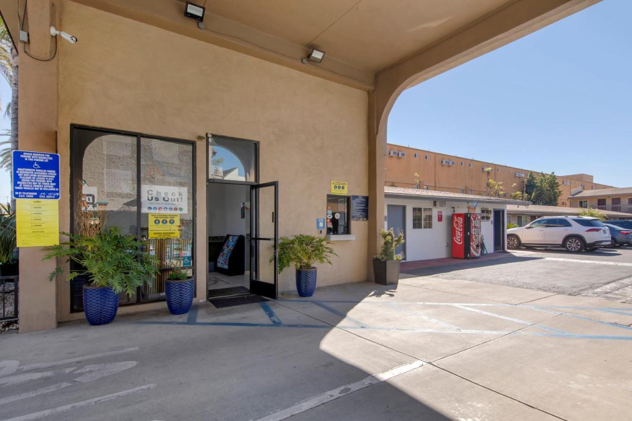 Anaheim Discovery Inn And Suites Exterior photo