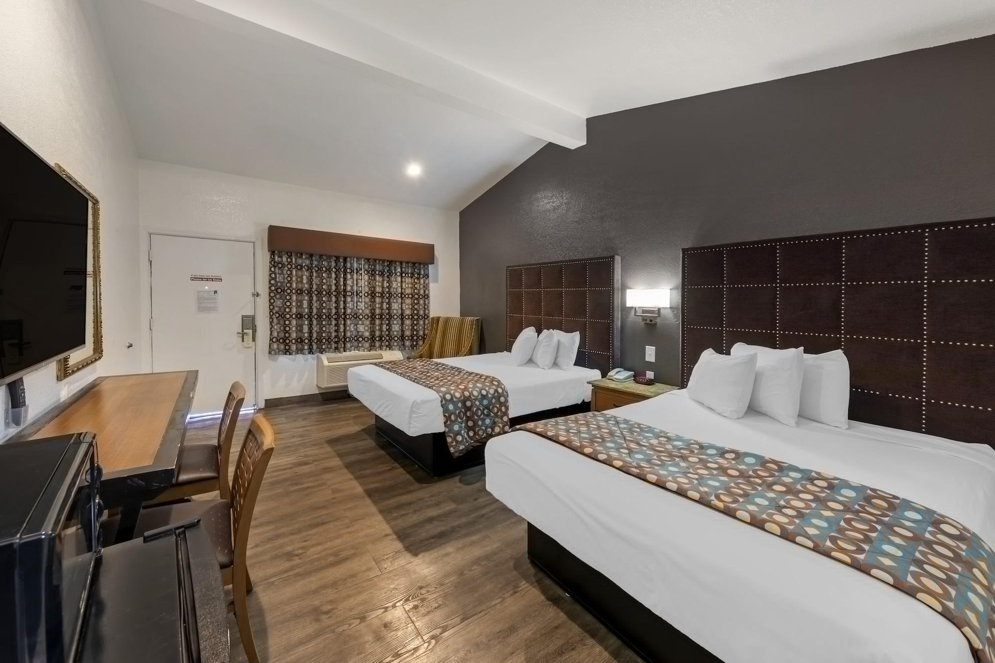 Anaheim Discovery Inn And Suites Exterior photo