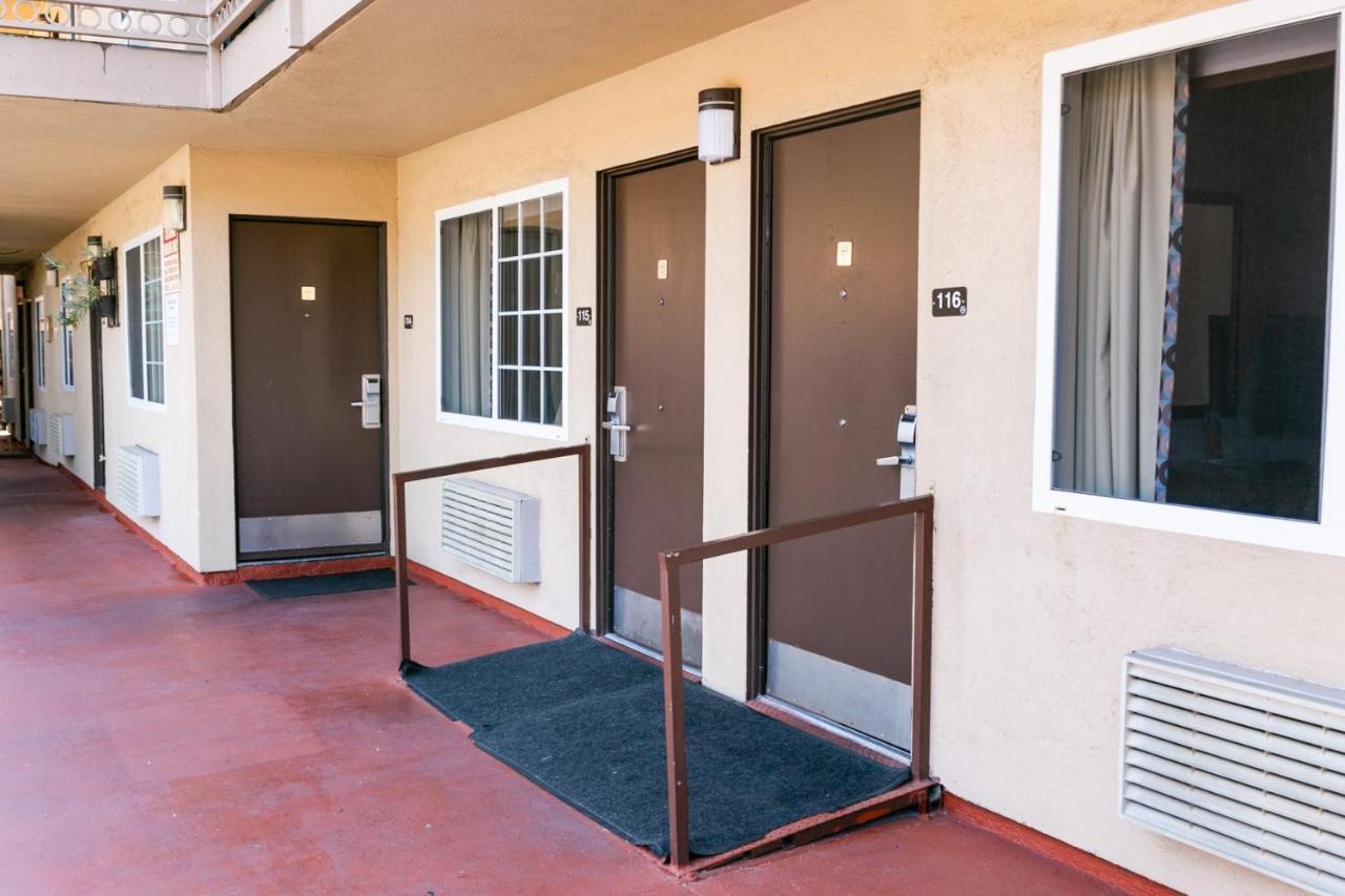 Anaheim Discovery Inn And Suites Exterior photo